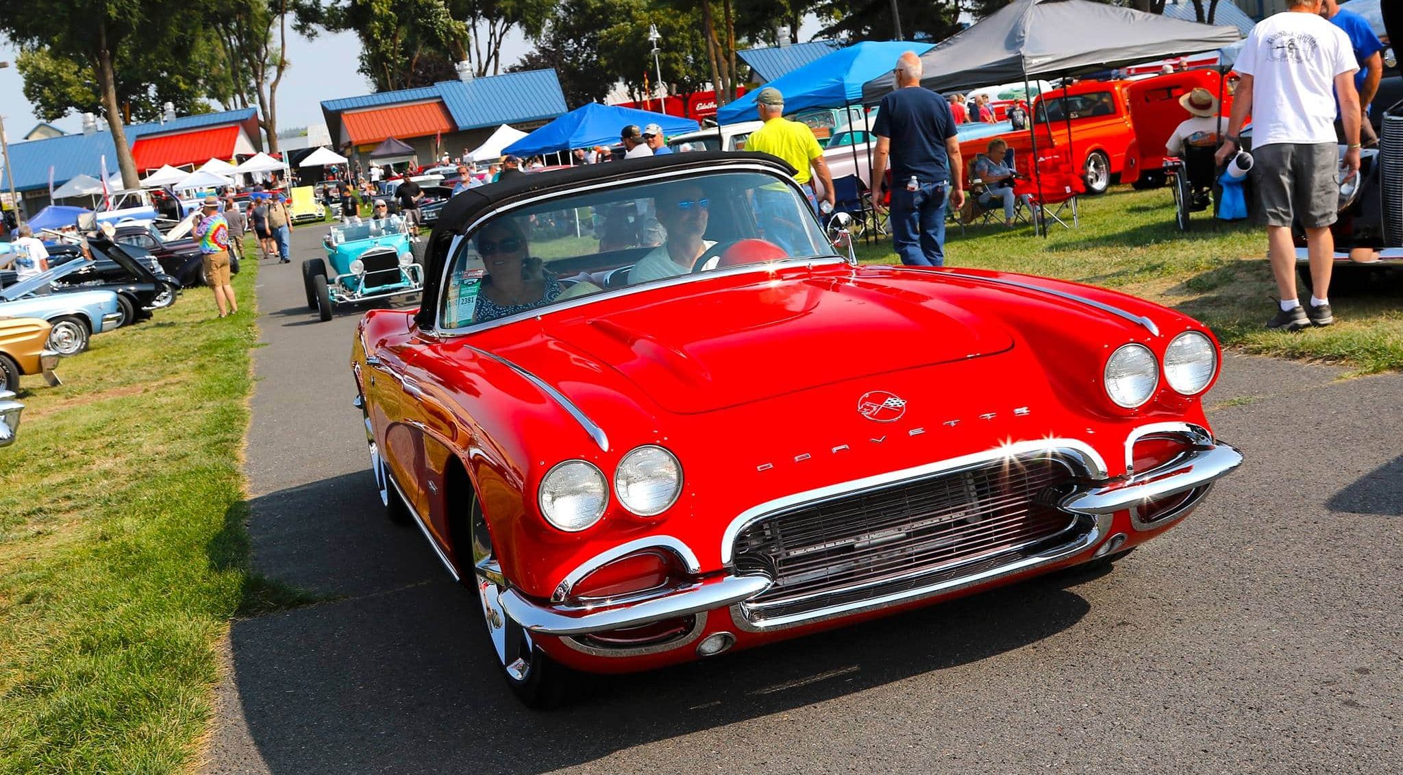 memory-lane-classic-car-show-blue-ridge-cabin-rentals-three-dog